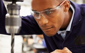 بررسی کامل تفاوت های عینک ایمنی و گاگل