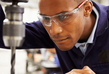 بررسی کامل تفاوت های عینک ایمنی و گاگل