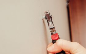 ۶ روش برای خارج کردن پیچ شکسته با ابزار مختلف