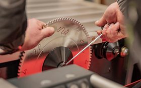 روش های نگهداری و تمیز کردن تیغ اره