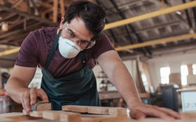 عینک ایمنی برای چه مشاغلی ضروری است؟