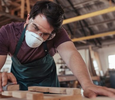 لیست مشاغلی که باید از عینک ایمنی استفاده کنند