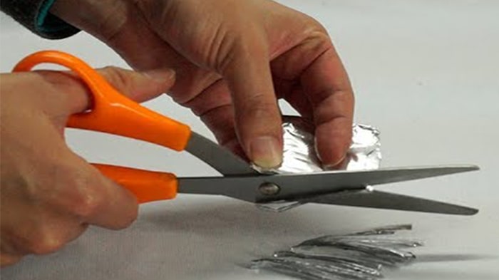 تیز کردن تیغه قیچی با فویل آلومینیومی