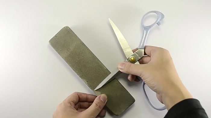 تیز کردن تیغه قیچی با سنگ مخصوص