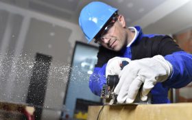 ۶ مورد از مهم ترین کاربردهای عینک ایمنی