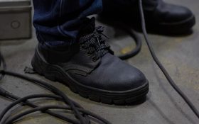 انواع کفش ایمنی عایق برق