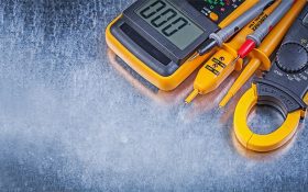 آمپرسنج چیست؟ فرق آمپرمتر تابلویی با آمپرمتر انبری