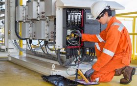 ویژگی های لباس برق کاری چیست؟