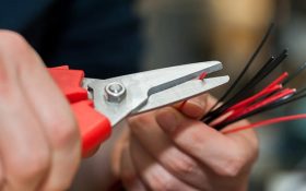 چگونه کابل برق را ببریم | ابزار برش سیم و کابل