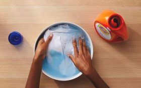 پاک کردن چسب از روی لباس مشکی و رنگی با جنس های مختلف