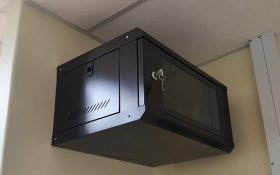 رک دیواری چیست و چه کاربردی دارد؟