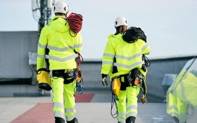 آشنایی با استانداردهای لباس کار و الزامات ایمنی آن