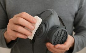 چگونه ماسک ایمنی را تمیز و از آن نگهداری کنیم؟