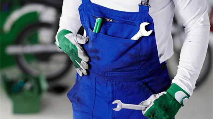 نحوه از بین بردن لکه روغن از روی لباس کار